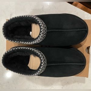 Women’s Black Ugg Tasman size 10. New in box